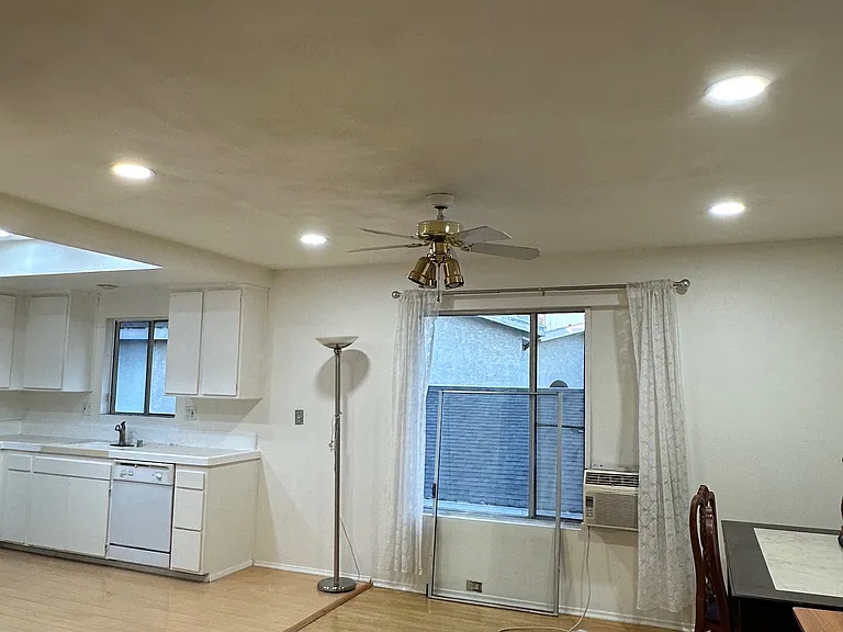 421 S Marguerita Ave — Photo 2
