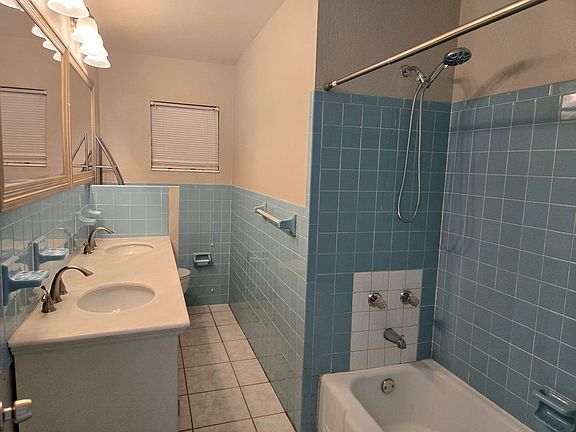 4th image of 2419 Lakeview Dr