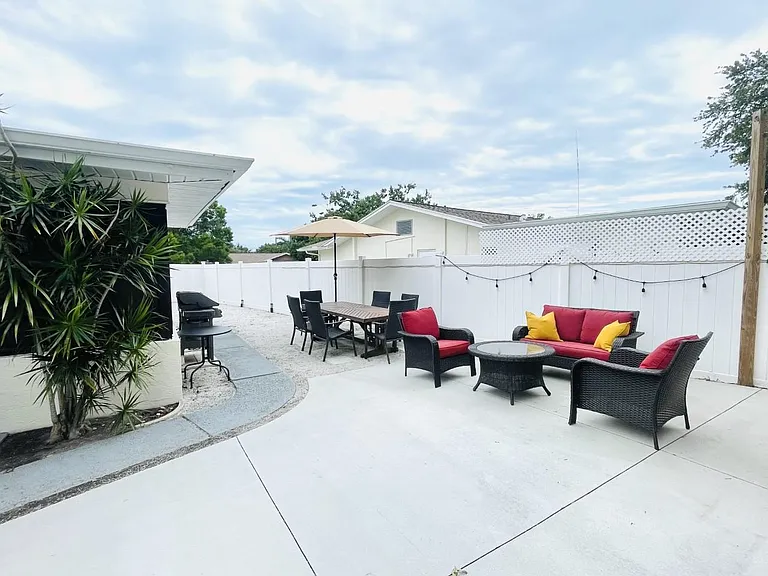 Fully private and enclosed back yard. Patio furniture. BBQ.