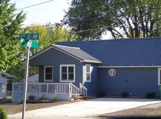 819 7th St NW, Independence, IA 50644