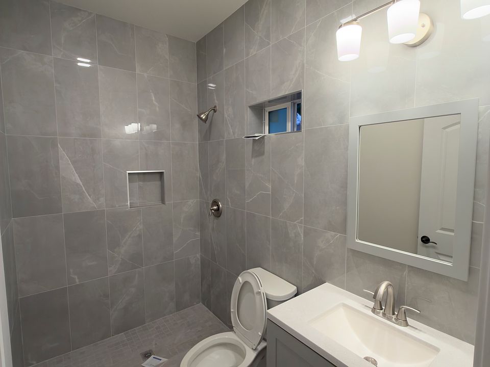 1st image of 833 E Tujunga Ave