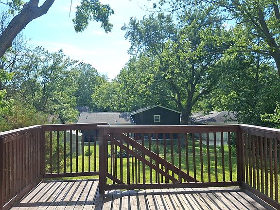 5th image of 111 S Evergreen Ln