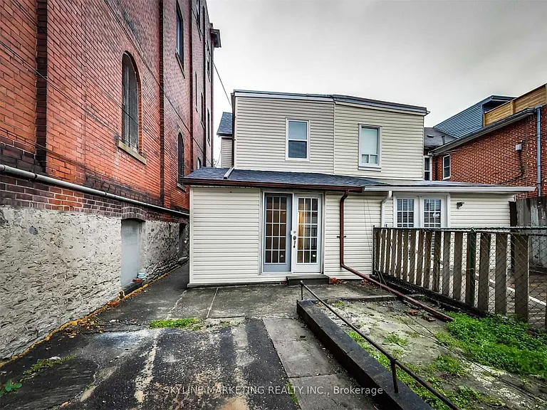 809 Dovercourt Rd #UPPER — Photo 23