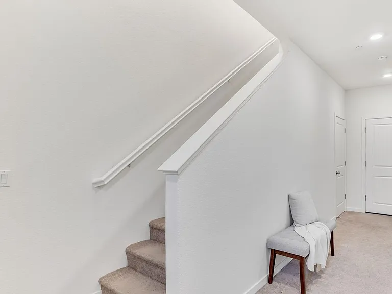 10946 International Dr — Photo 3