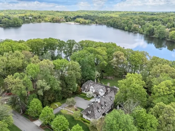 259 Indian Trail Dr, Franklin Lakes Boro, NJ 07417