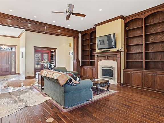 4th image of 1601 W East Ave