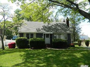 326 W 13th St, Deer Park, NY 11729
