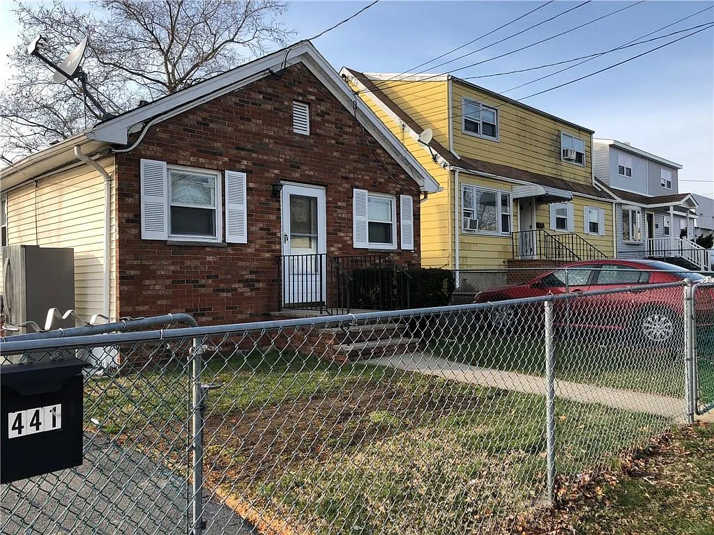 439 Stevenson Pl photo 1