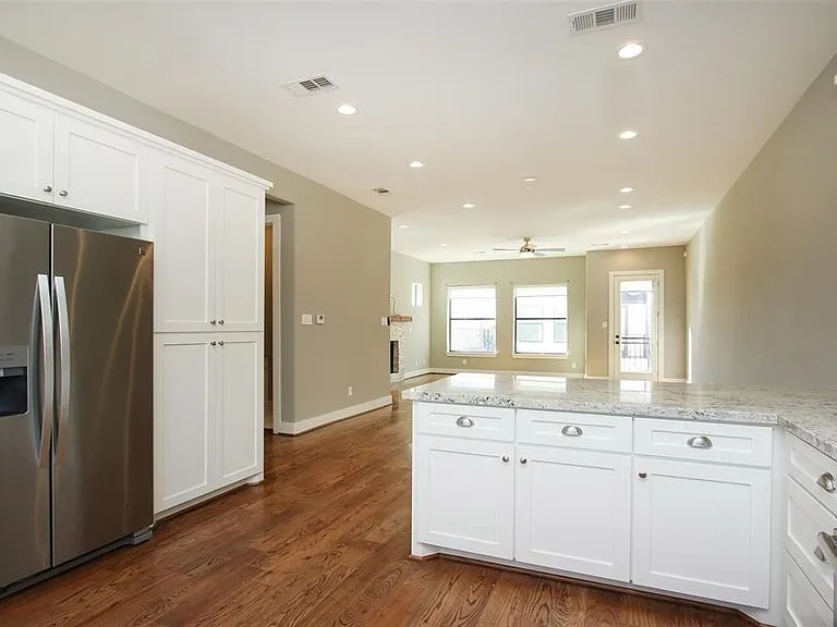 2529 Calumet St — Photo 30