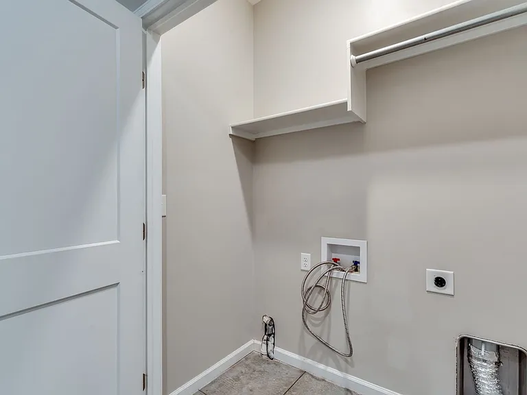 264 N Florence St — Photo 14
