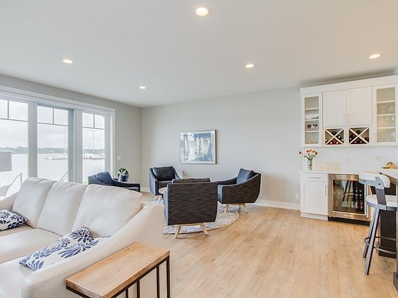 2nd image of 567 Macatawa Ave #6