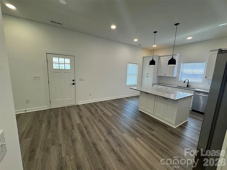331 E Lowrance Ave — Photo 6
