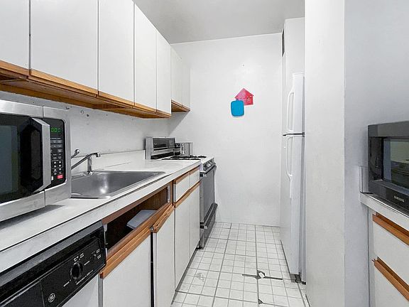 5th image of 300 E 33rd St APT 3P