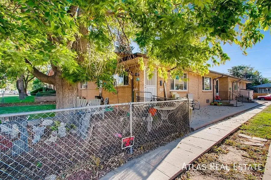 Save $1595! Beautiful 3BR Apartment Close to Stanley Marketplace and Montview Park! Available Aug... — Photo 2