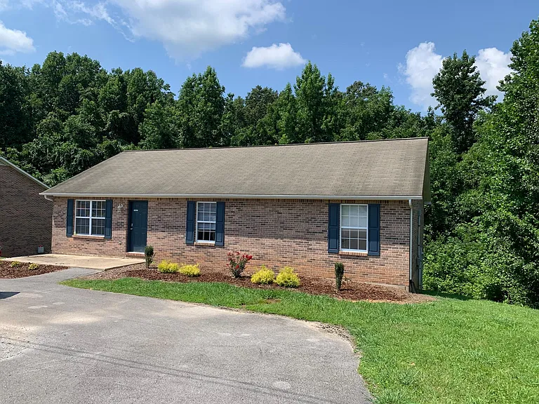 414 Blake Cir — Photo 3
