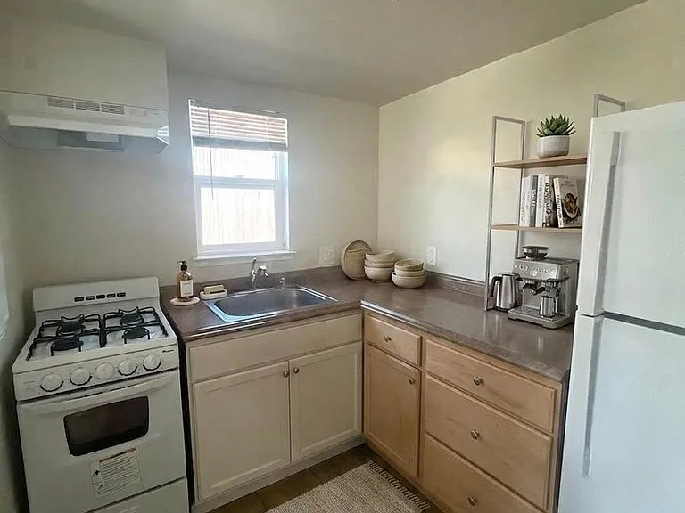 236 Locust St — Photo 6