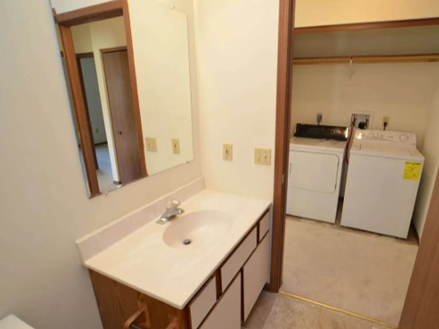 Sunnyfield Court Apartments — Photo 2