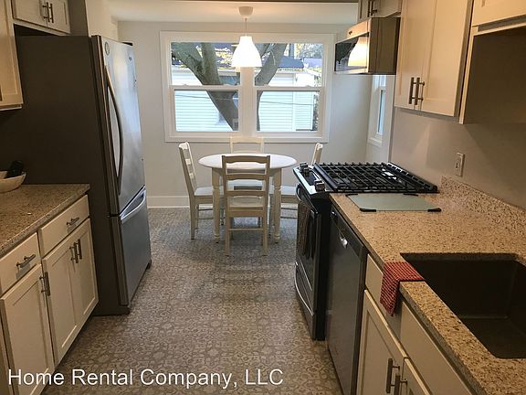 5th image of 647 Lovett Ave SE #1