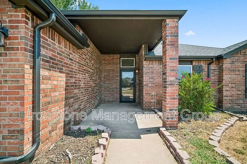 5 bed, 2.0 bath, 2180 sqft, $3,000 — Photo 3