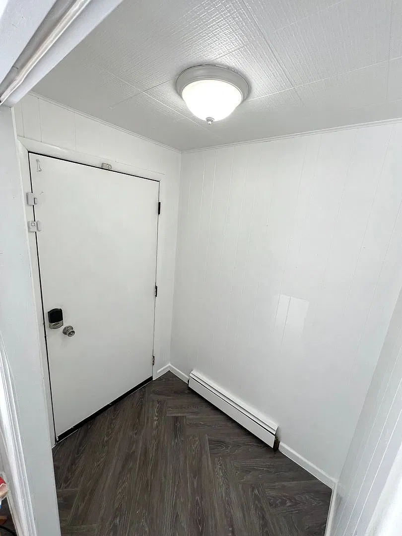 Spacious 6-Bedroom Home with In-Law Layout in Aurora Subdivision — Photo 2