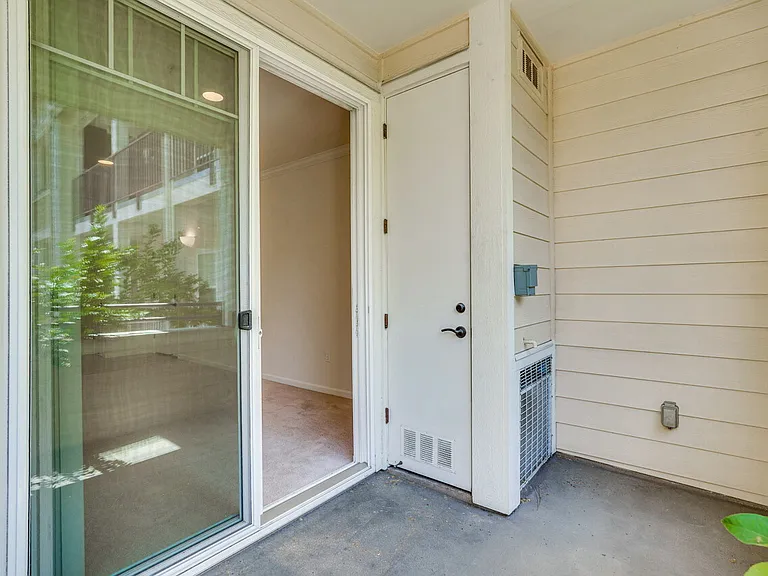Encinal Place Apartments — Photo 24