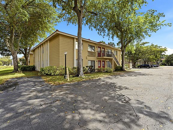 2nd image of 2671 Riverside Dr APT 1