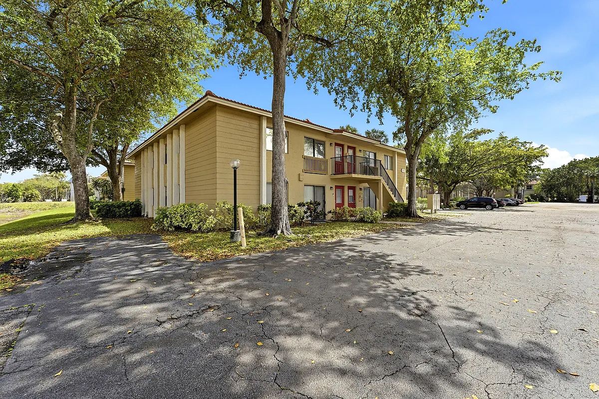 Building Photo - 2671 Riverside Dr #1