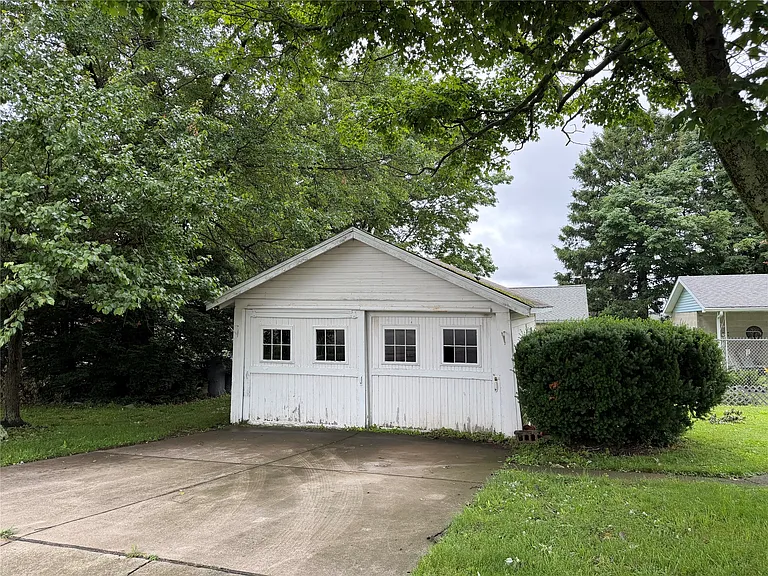 4250 Harding Dr — Photo 2