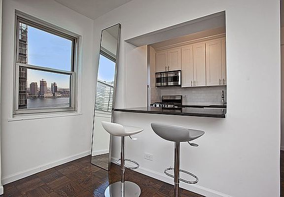 4th image of 333 E 46th St Ph B