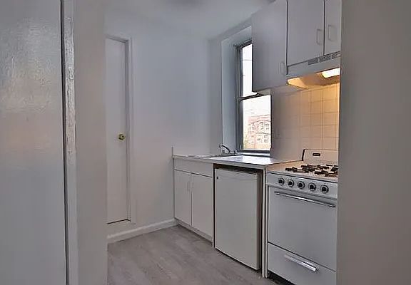 3rd image of 543 E 5th St APT 8