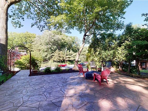 5th image of 245 Windward Dr