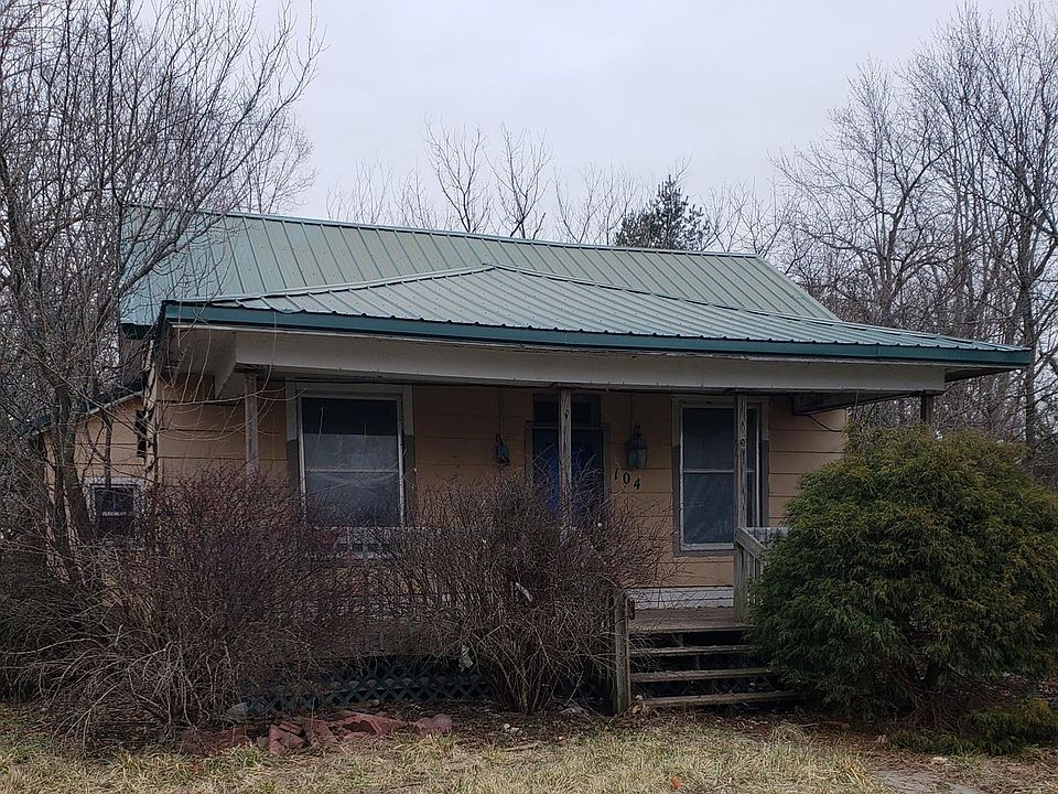 2nd image of 104 N Maple