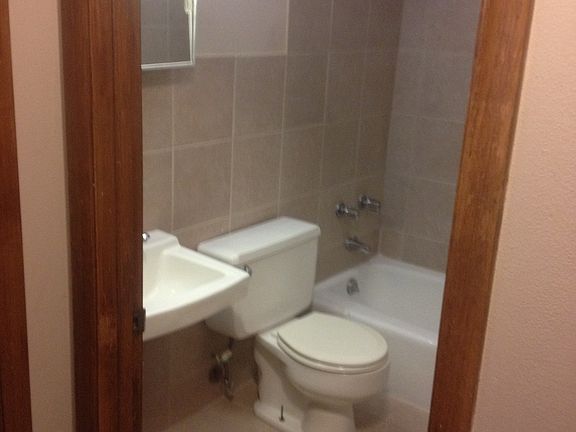 5th image of 3221 Holiday Dr APT 4