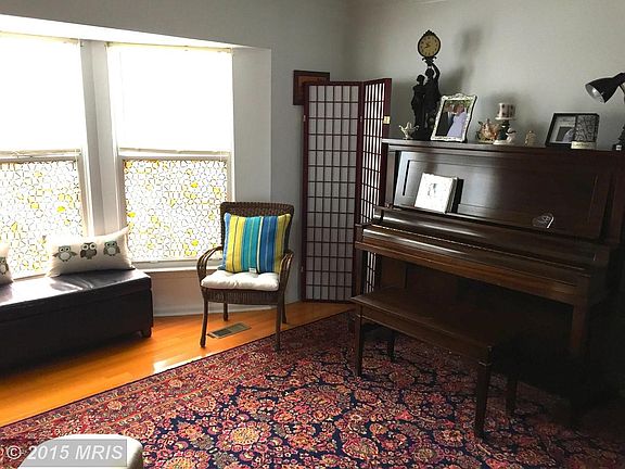 Bright large Living Room with bay window