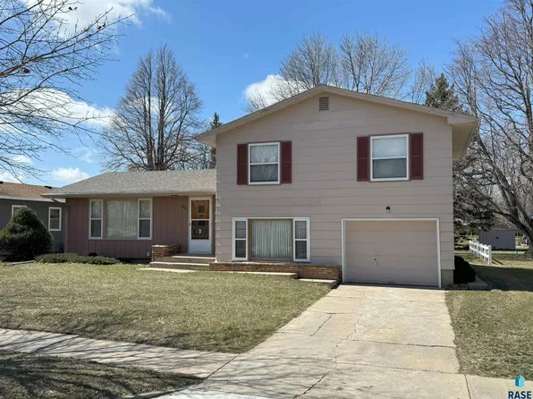 821 S Relanto St, Freeman, SD 57029