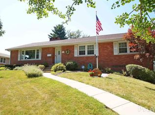 6403 N Robinwood Dr, Peoria, IL 61614