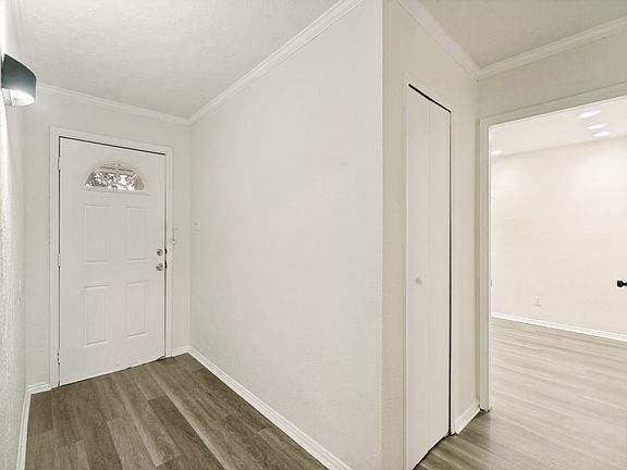 3rd image of 905 Hawthorne Dr