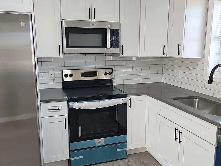 1039 Walker St #D — Photo 3
