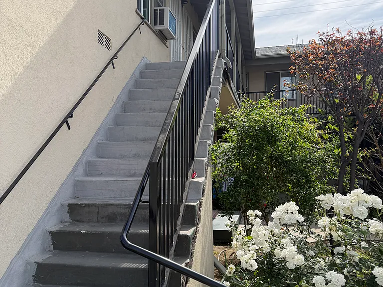 811 S Glenoaks Blvd #M — Photo 2