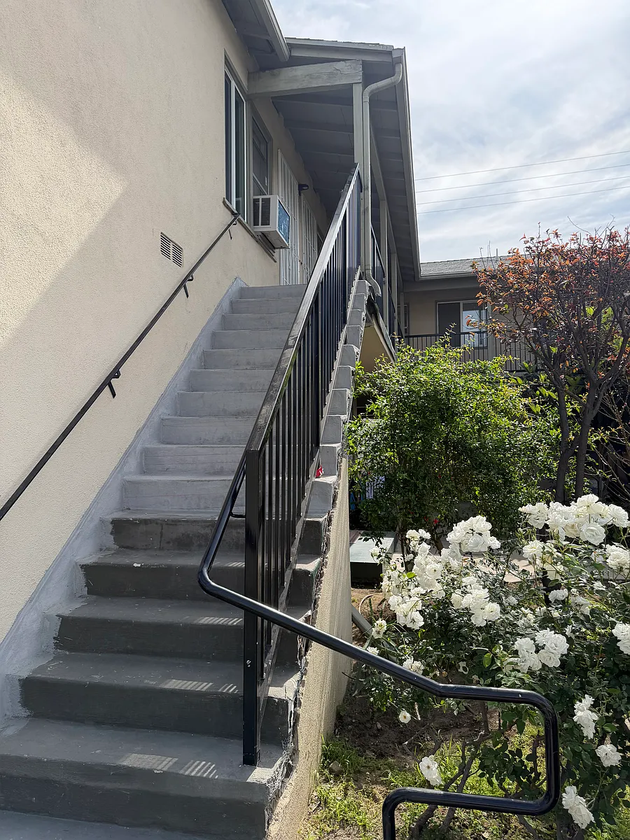 Building Photo - 811 S Glenoaks Blvd #M