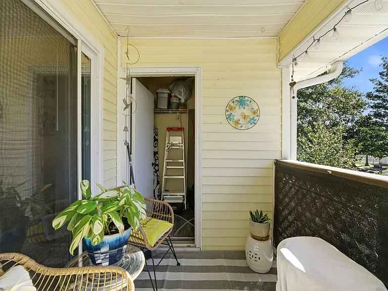 601 E Burgess Rd — Photo 14