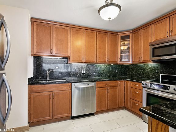 4th image of 1415 N Dearborn St APT 24C