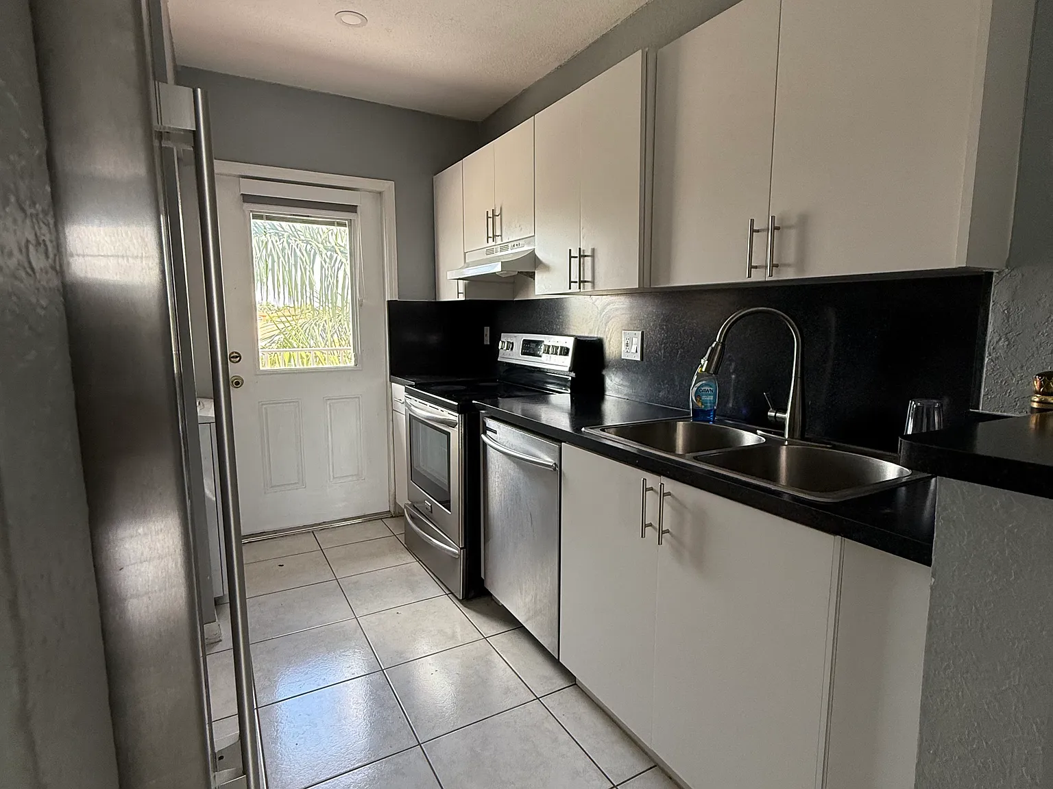 2 bed, 870 sqft, $2,200 — Photo 3