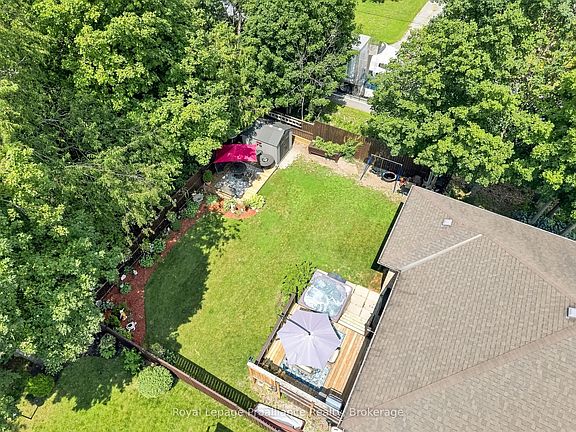 4th image of 39 Lakewood Cres