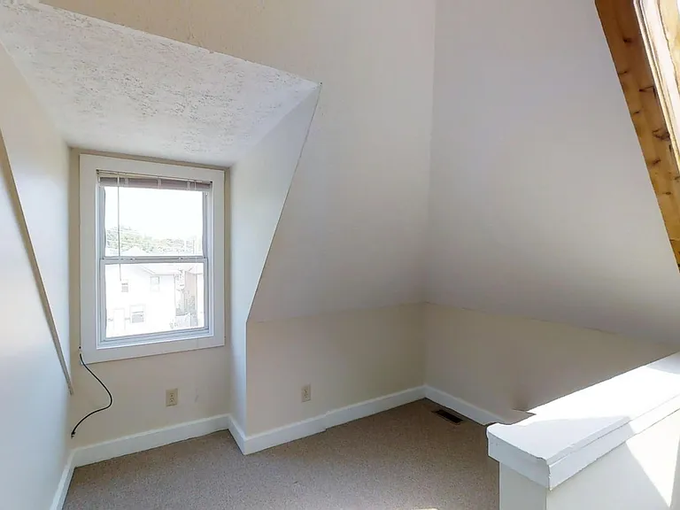 1379 Indianola Ave — Photo 9