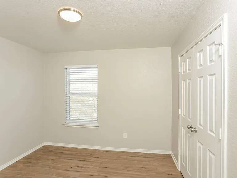 27402 Emilie Cyn — Photo 12