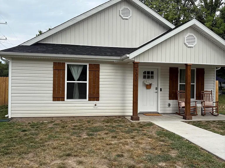 503 Rose Ave — Photo 2