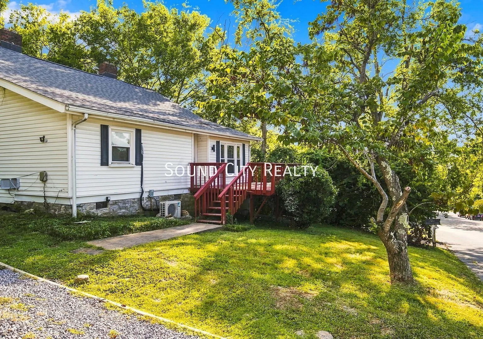 Sylvan Heights, large 1 bedroom 1 bath includes water, lawn, trash, pet friendly, renovated. — Photo 4