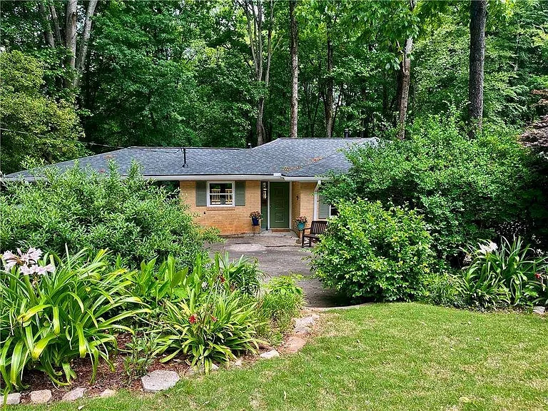 2774 Overlook Dr NE — Photo 1