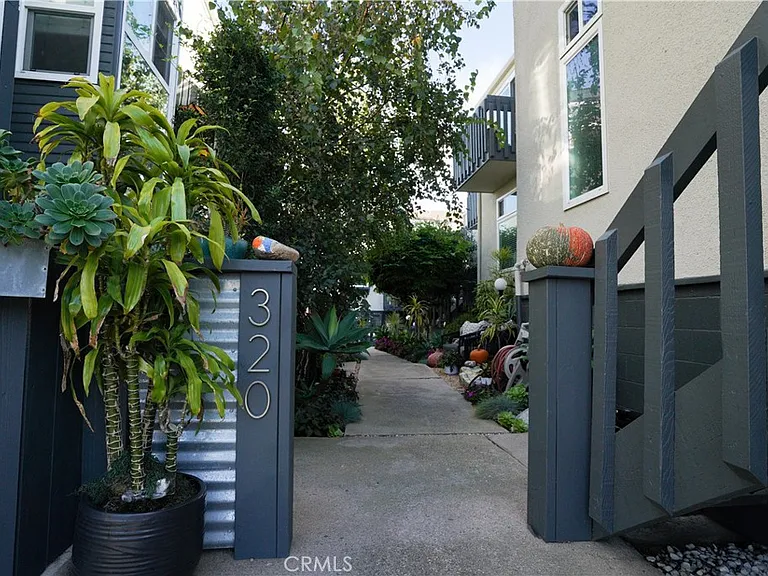 320 12th St #12 — Photo 5